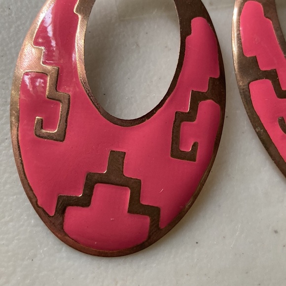 Large Oval Pierced Cutout Hoop Earrings With Pink Enamel - Picture 2 of 3
